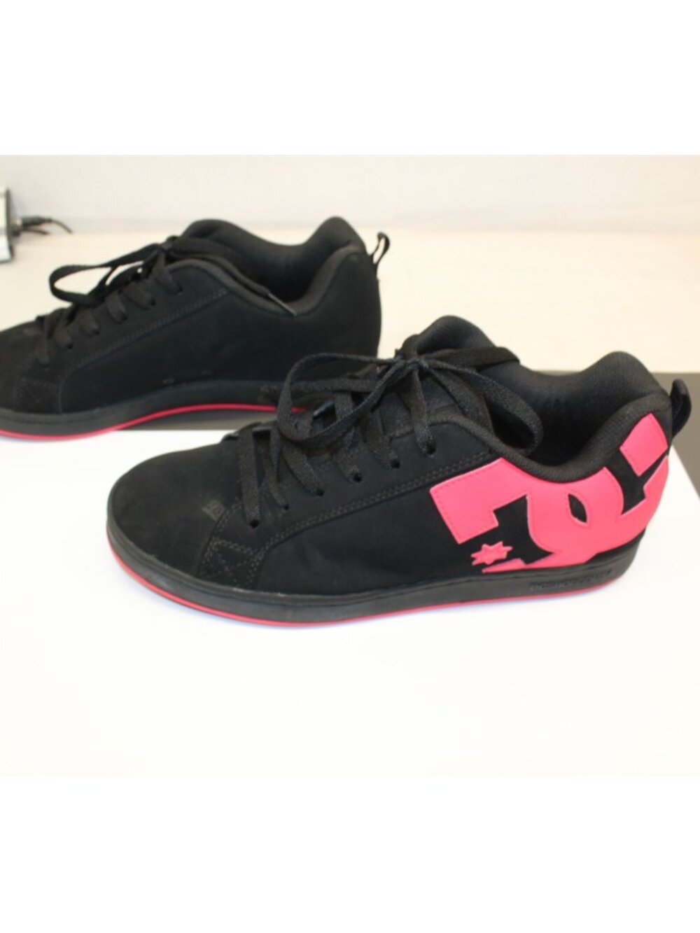 Vintage DC Shoes Court Graffik Retro Skate Shoe Black / Hot Pink Women's Size 11